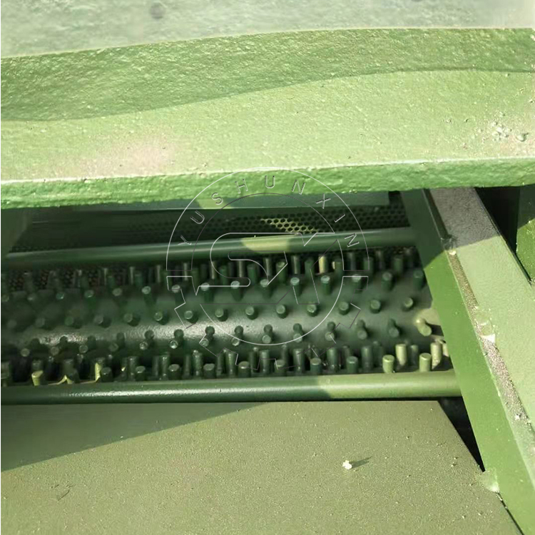 Causes of roll sticking in double-roll extrusion granulator